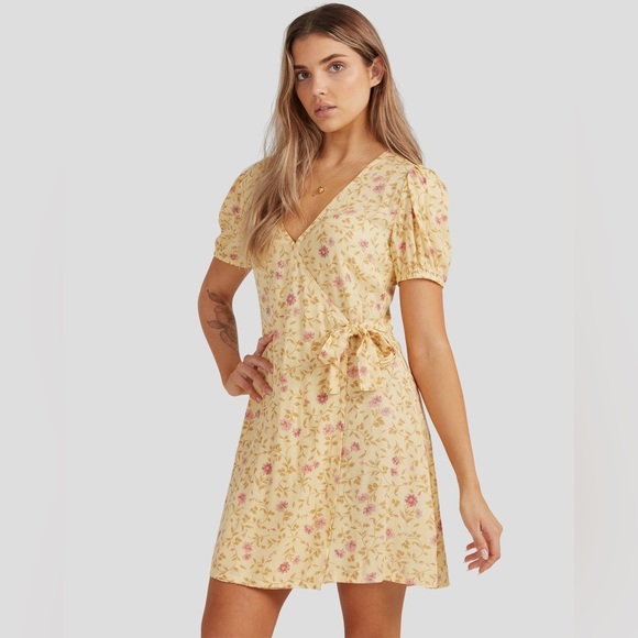 Billabong ★ Floral Mini Wrap Dress - Picture 4 of 6
